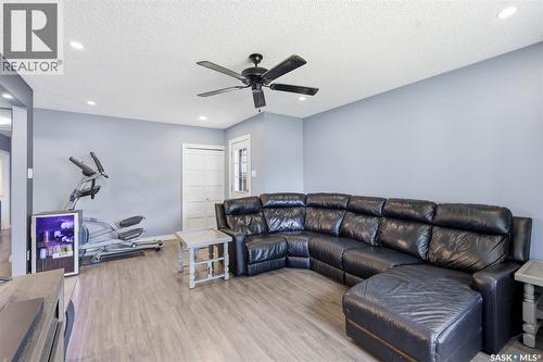 917 S Avenue N, Saskatoon, SK - Indoor Photo Showing Living Room