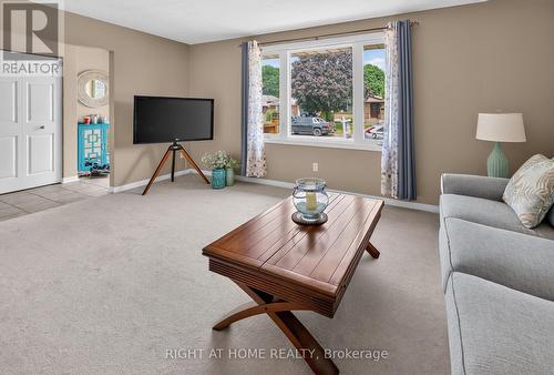 27 Dyer Street, St. Thomas, ON - Indoor Photo Showing Living Room