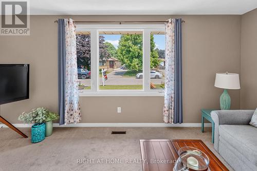 27 Dyer Street, St. Thomas, ON - Indoor Photo Showing Living Room
