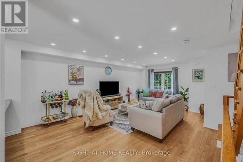 8 Kenridge Terrace, Hamilton, ON - Indoor Photo Showing Living Room