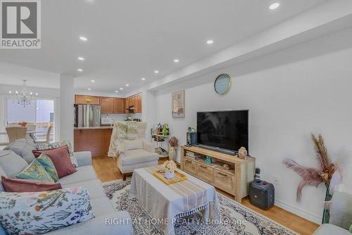 8 Kenridge Terrace, Hamilton, ON - Indoor Photo Showing Living Room