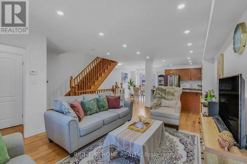 8 Kenridge Terrace, Hamilton, ON - Indoor Photo Showing Living Room