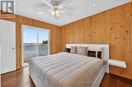 442 Silver Birch Drive, Tiny, ON - Indoor Photo Showing Bedroom