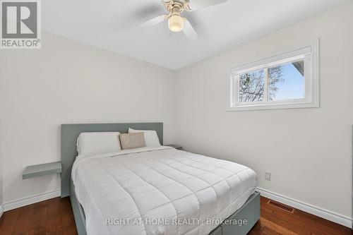 442 Silver Birch Drive, Tiny, ON - Indoor Photo Showing Bedroom