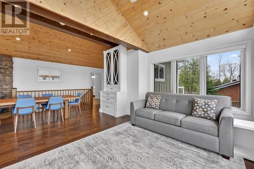 442 Silver Birch Drive, Tiny, ON - Indoor Photo Showing Living Room