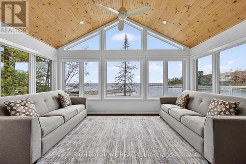 442 Silver Birch Drive, Tiny, ON - Indoor Photo Showing Living Room