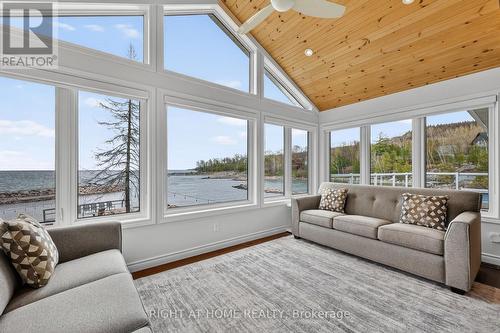 442 Silver Birch Drive, Tiny, ON - Indoor Photo Showing Living Room