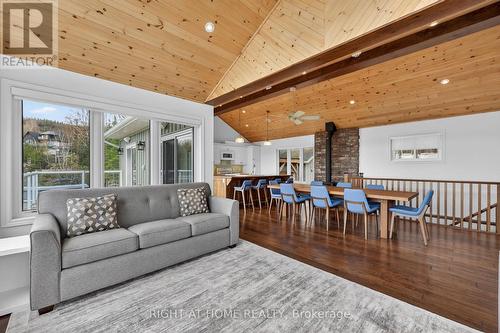 442 Silver Birch Drive, Tiny, ON - Indoor Photo Showing Living Room