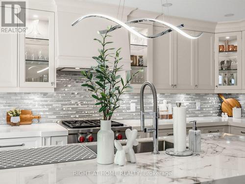 4236 Credit Pointe Drive, Mississauga, ON - Indoor Photo Showing Kitchen With Upgraded Kitchen