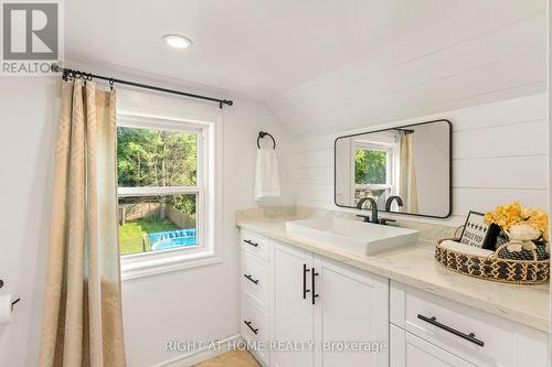 5317 County 9 Road, Clearview, ON - Indoor Photo Showing Bathroom