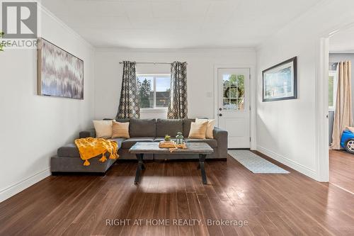 5317 County 9 Road, Clearview, ON - Indoor Photo Showing Living Room