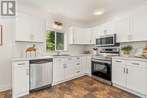 5317 County 9 Road, Clearview, ON - Indoor Photo Showing Kitchen With Upgraded Kitchen