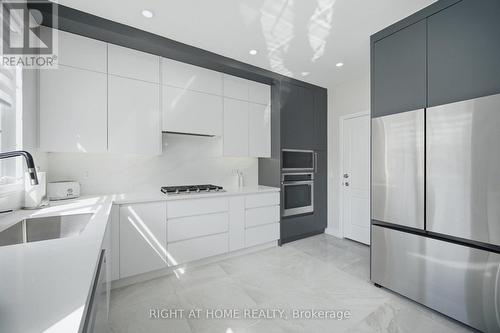 44 Crew Crescent, Vaughan, ON - Indoor Photo Showing Kitchen With Upgraded Kitchen