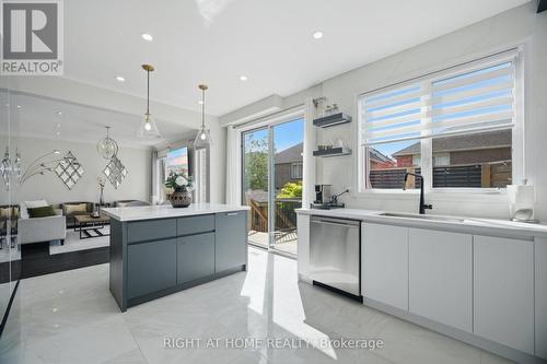 44 Crew Crescent, Vaughan, ON - Indoor Photo Showing Kitchen With Upgraded Kitchen