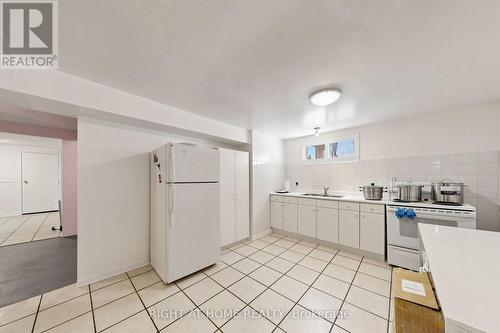 2614 Pollard Drive, Mississauga, ON - Indoor Photo Showing Kitchen