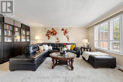 2614 Pollard Drive, Mississauga, ON - Indoor Photo Showing Living Room