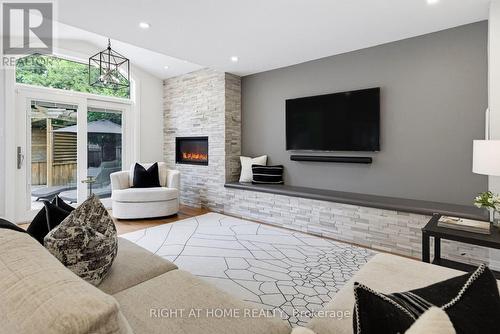 18 Oak Lea Circle, Markham, ON - Indoor Photo Showing Living Room With Fireplace