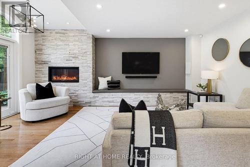 18 Oak Lea Circle, Markham, ON - Indoor Photo Showing Living Room With Fireplace