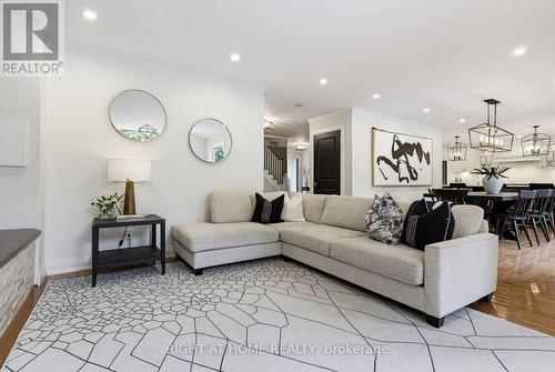 18 Oak Lea Circle, Markham, ON - Indoor Photo Showing Living Room