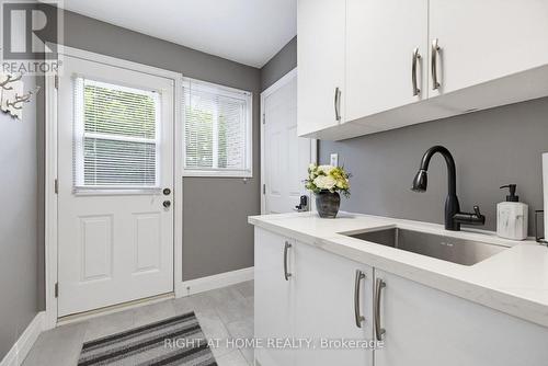 18 Oak Lea Circle, Markham, ON - Indoor Photo Showing Kitchen