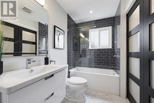 18 Oak Lea Circle, Markham, ON - Indoor Photo Showing Bathroom