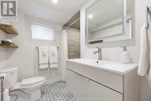 18 Oak Lea Circle, Markham, ON - Indoor Photo Showing Bathroom