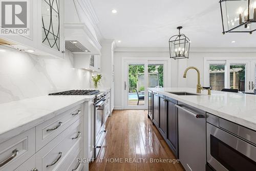 18 Oak Lea Circle, Markham, ON - Indoor Photo Showing Kitchen With Upgraded Kitchen