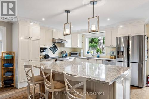 3525 Bertrand Road, Mississauga, ON - Indoor Photo Showing Kitchen With Upgraded Kitchen