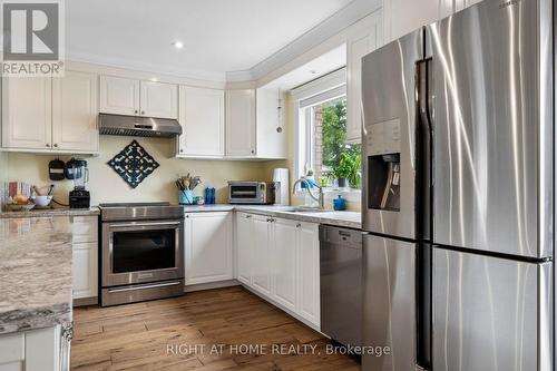 3525 Bertrand Road, Mississauga, ON - Indoor Photo Showing Kitchen With Upgraded Kitchen