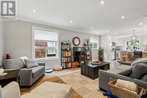 3525 Bertrand Road, Mississauga, ON - Indoor Photo Showing Living Room