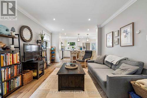 3525 Bertrand Road, Mississauga, ON - Indoor Photo Showing Living Room