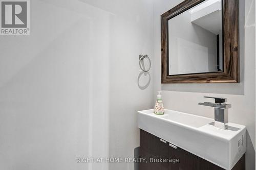 3525 Bertrand Road, Mississauga, ON - Indoor Photo Showing Bathroom