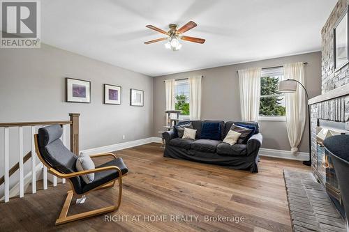 3525 Bertrand Road, Mississauga, ON - Indoor Photo Showing Living Room