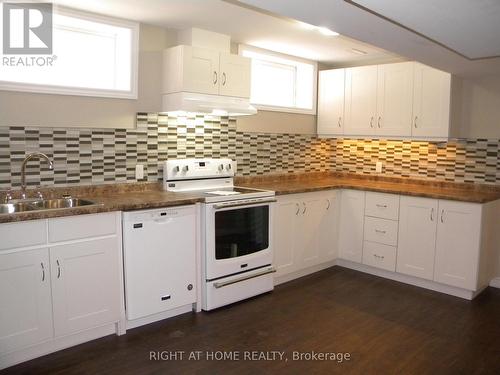 B - 42 Westminster Circle, Barrie, ON - Indoor Photo Showing Kitchen With Double Sink