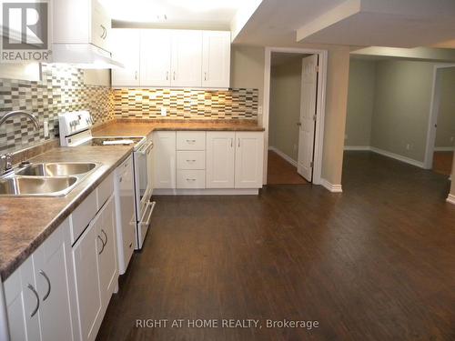 B - 42 Westminster Circle, Barrie, ON - Indoor Photo Showing Kitchen With Double Sink