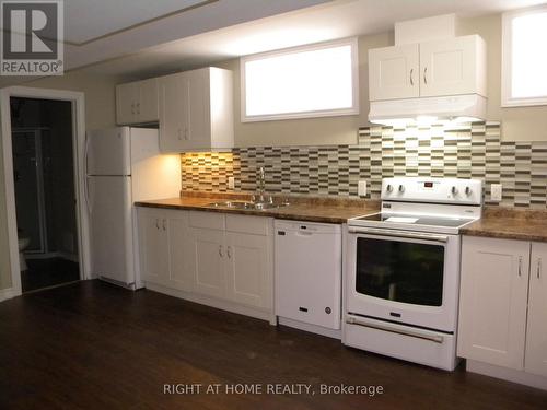 B - 42 Westminster Circle, Barrie, ON - Indoor Photo Showing Kitchen With Double Sink