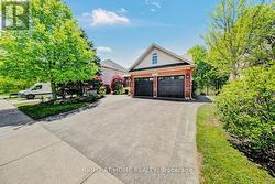 126 MOORE CRESCENT  Hamilton, ON L9G 4Z8