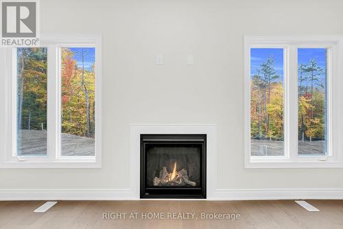 76 Ruby Ridge, Oro-Medonte, ON - Indoor Photo Showing Living Room With Fireplace