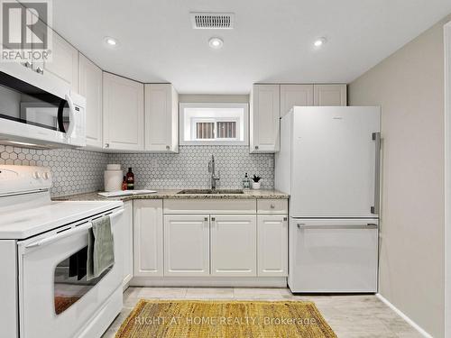1 Welbourn Drive, Hamilton, ON - Indoor Photo Showing Kitchen