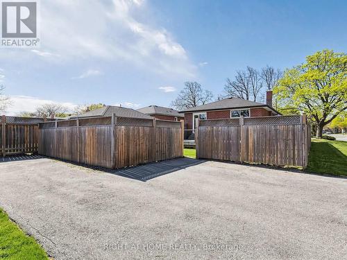 1 Welbourn Drive, Hamilton, ON - Outdoor