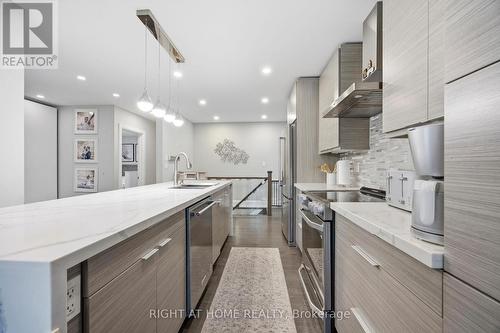 1565 Kipper Avenue, Mississauga, ON - Indoor Photo Showing Kitchen With Upgraded Kitchen