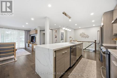 1565 Kipper Avenue, Mississauga, ON - Indoor Photo Showing Kitchen With Upgraded Kitchen