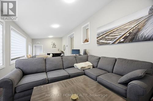 1565 Kipper Avenue, Mississauga, ON - Indoor Photo Showing Living Room