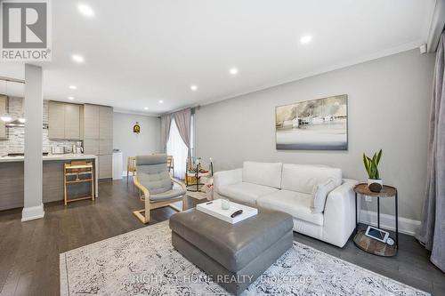 1565 Kipper Avenue, Mississauga, ON - Indoor Photo Showing Living Room