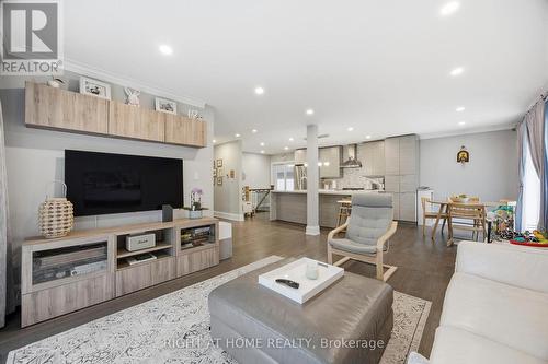 1565 Kipper Avenue, Mississauga, ON - Indoor Photo Showing Living Room
