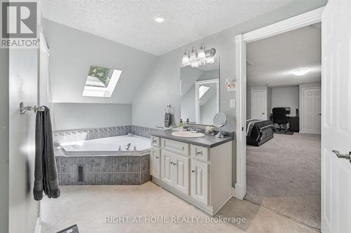 Semi-Ensuite With Separate Toilet Room, Jetted Tub - 1 Idared Road, Hamilton, ON - Indoor Photo Showing Bathroom