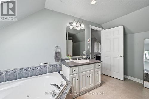 Semi-Ensuite With Separate Toilet Room, Jetted Tub - 1 Idared Road, Hamilton, ON - Indoor Photo Showing Bathroom