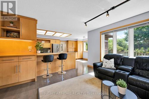 33 Walnut Drive, Guelph, ON - Indoor Photo Showing Living Room