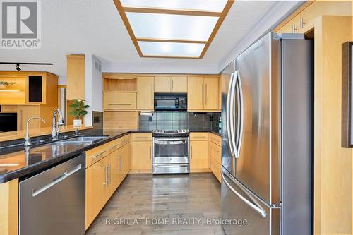 33 Walnut Drive, Guelph, ON - Indoor Photo Showing Kitchen With Double Sink
