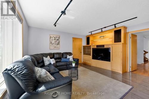 33 Walnut Drive, Guelph, ON - Indoor Photo Showing Living Room